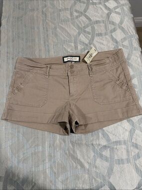 NWT Abercrombie & Fitch kaki shorts